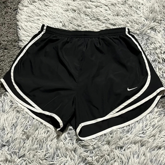 Nike Dri Fit Black Shorts Size Medium - Picture 1 of 13